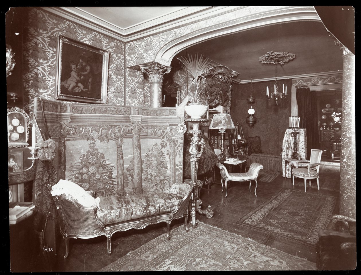Sala de estar en la residencia de Elsie de Wolfe en 122 East 17th Street, Nueva York, 1895 o 1896 de Byron Company
