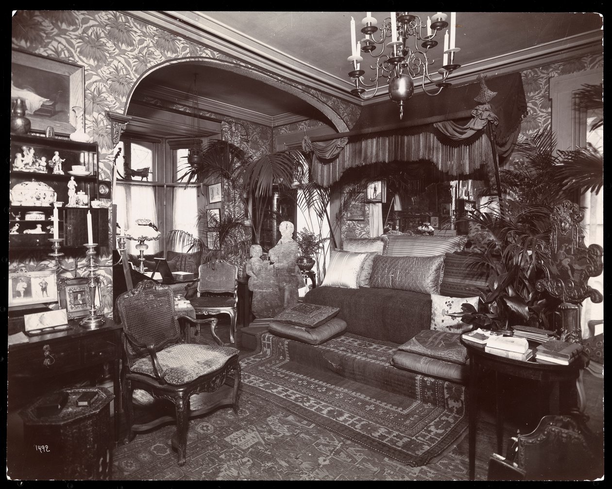 Sala de estar en la residencia de Elsie de Wolfe en 122 East 17th Street, Nueva York, 1895 o 1896 de Byron Company