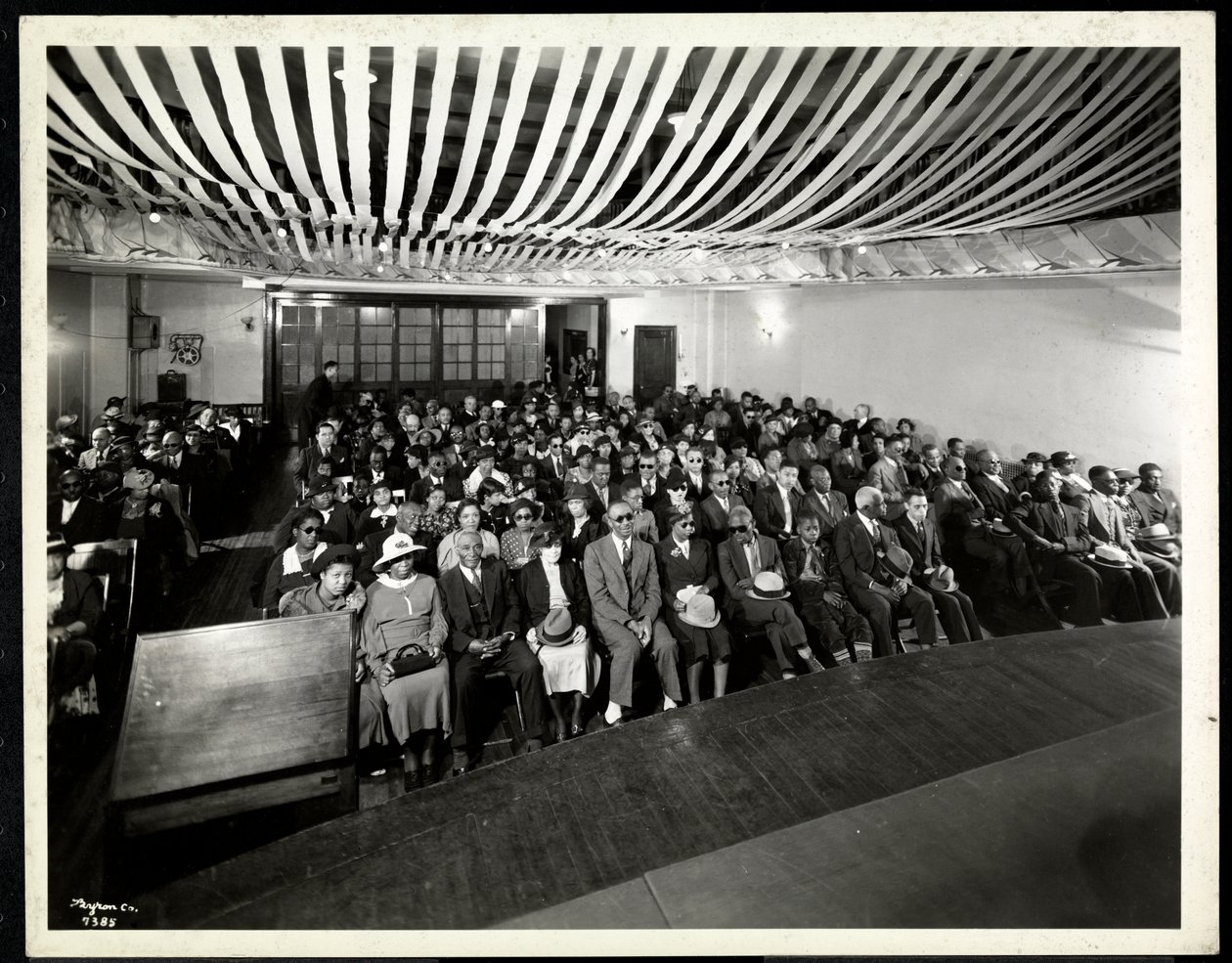Tomada desde el escenario de una audiencia en una fiesta de color en el auditorio de la Asociación para Ciegos de Nueva York, 111 New York East 59th Street, Nueva York, 1937 de Byron Company