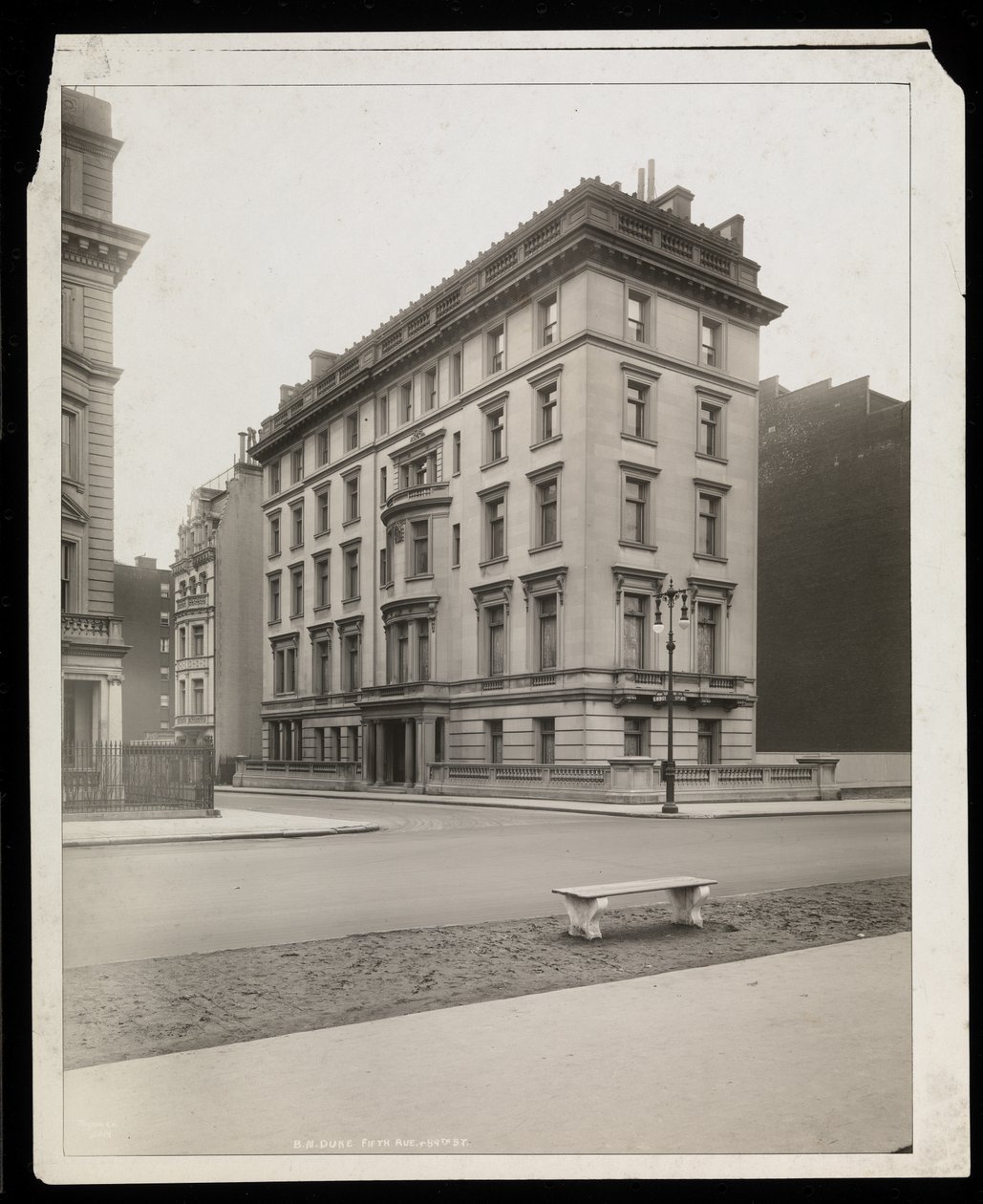 La residencia de B.N. Duke en la 5ª Avenida y la Calle 89 Este, Nueva York, 1921 de Byron Company