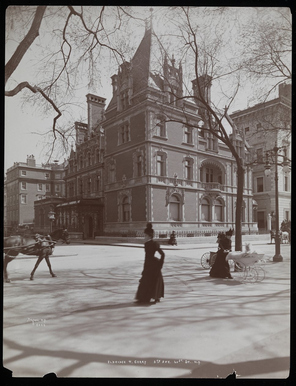 La residencia de Elbridge Thomas Gerry en la calle 61, desde el otro lado de la 5ª Avenida, Nueva York, 1899 o 1900 de Byron Company