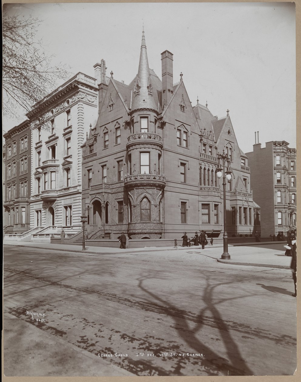 La residencia de George Jay Gould y casas vecinas en la 5ª Avenida y la calle 67, Nueva York, 1899 o 1900 de Byron Company