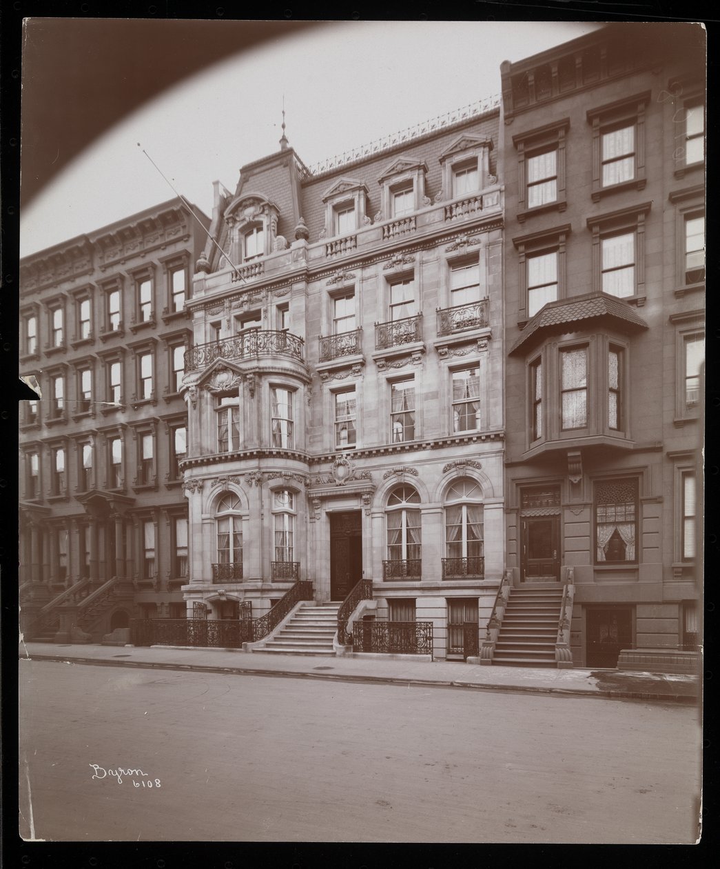 Residencia de John D. Crimmins en 40 East 68th Street, Nueva York, 1898 de Byron Company