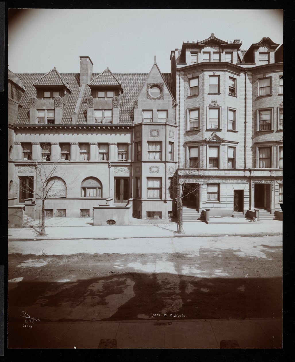 La residencia de la Sra. Leonard J. Busby en 25 Montgomery Place, Brooklyn, Nueva York, 1907 de Byron Company