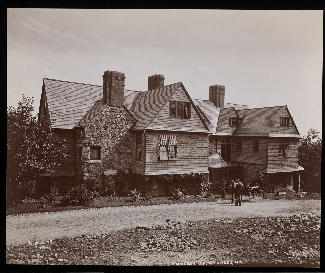 La residencia de Nicholas Fish y el camino en Tuxedo Park, Nueva York, 1899 de Byron Company