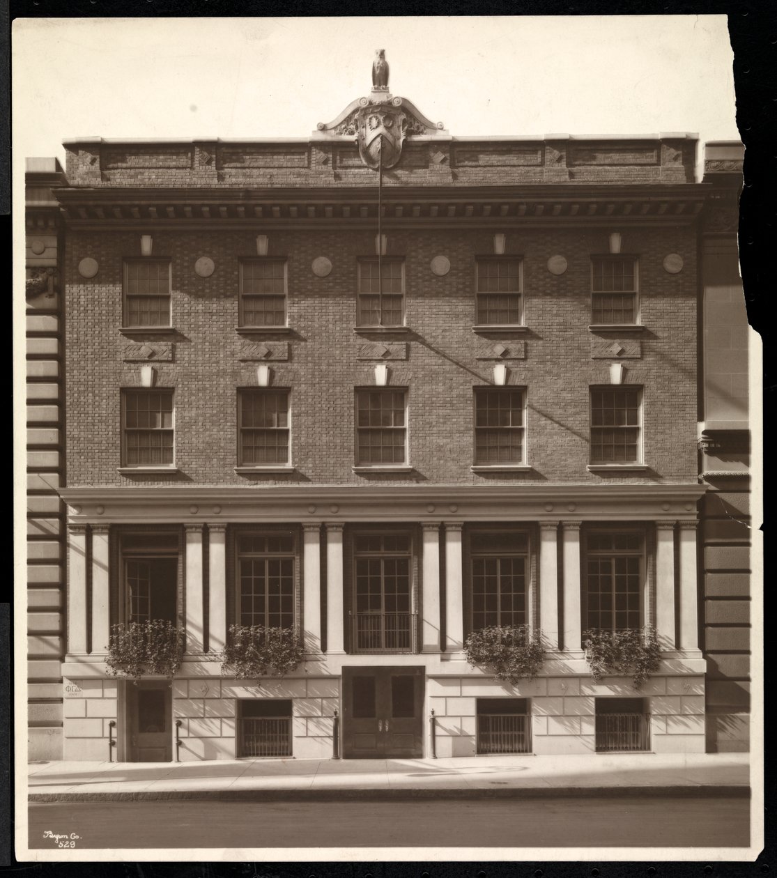 El Club Phi Gamma Delta, 44 West 44th Street, Nueva York, 1919 (impresión de gelatina de plata) de Byron Company