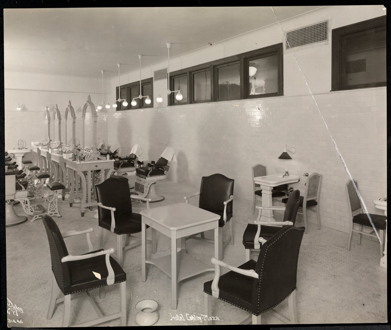 La barbería en el hotel Copley Plaza, Boston, 1912 o 1913 de Byron Company
