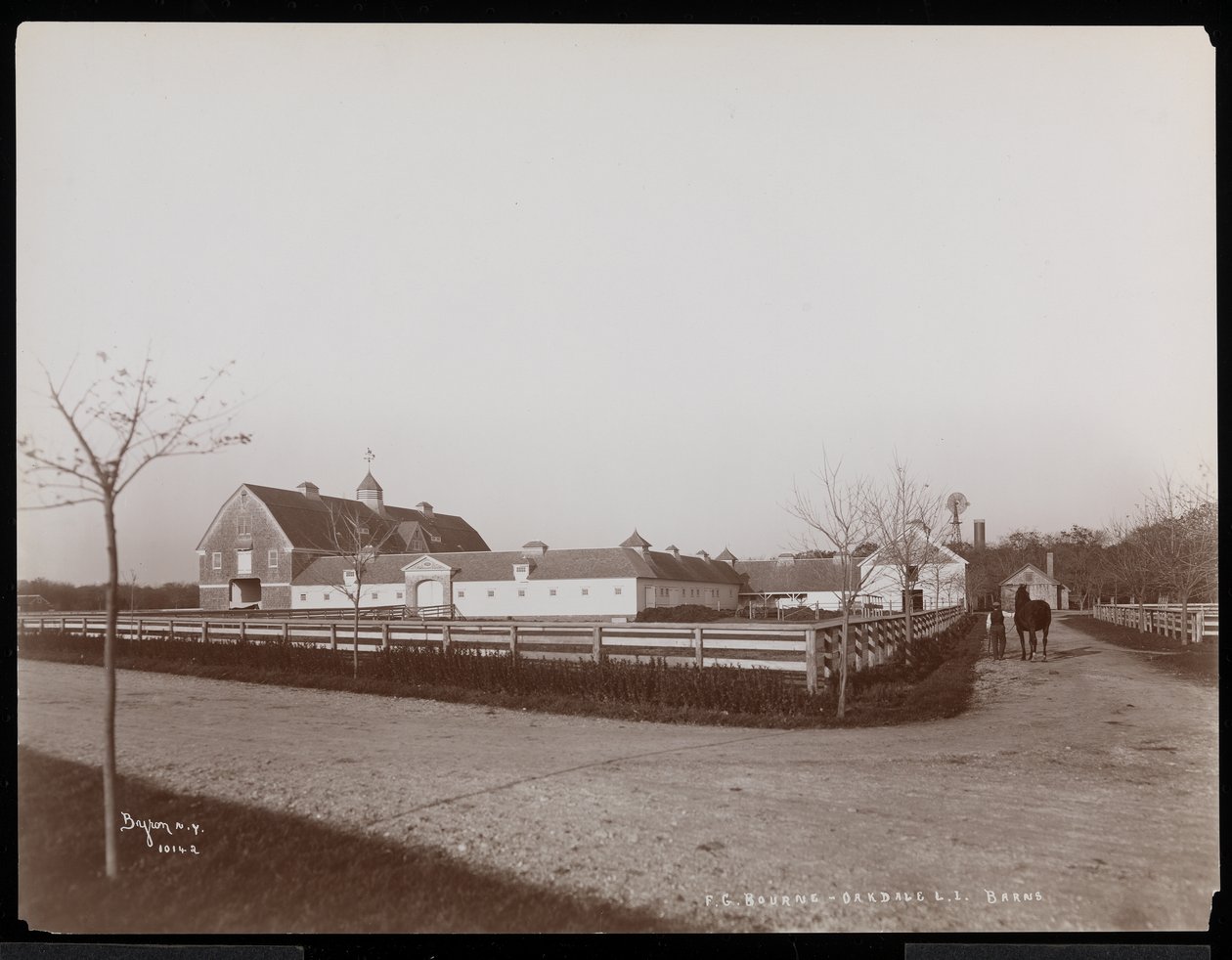 Los graneros en la finca de F.G. Bourne en Oakdale, Long Island, Nueva York, 1900 de Byron Company