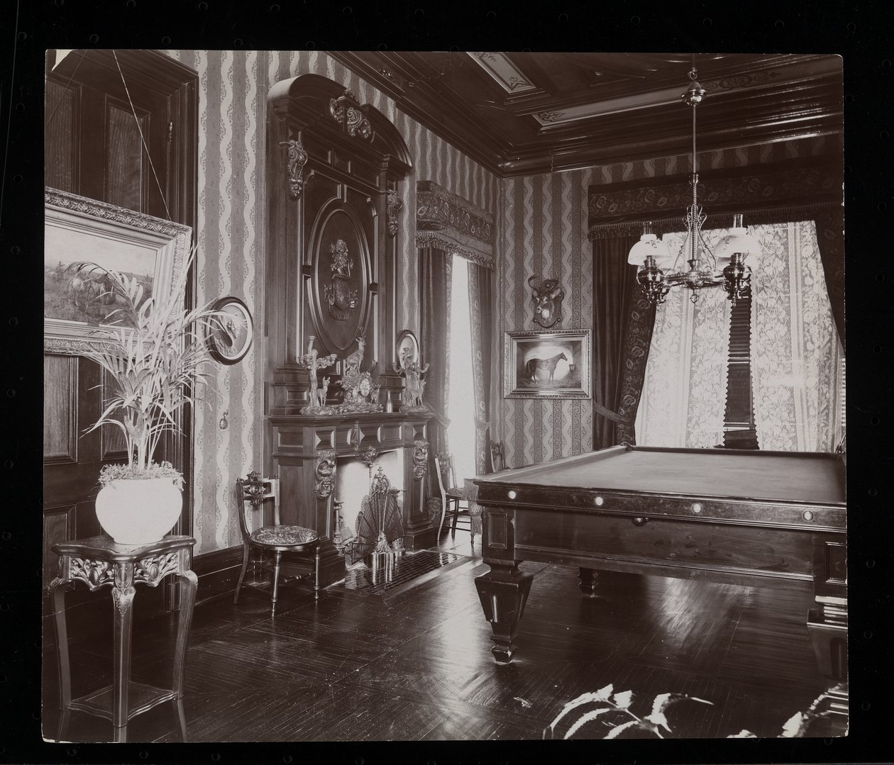La sala de billar en la residencia de John Jacob Astor en Rhinecliff, N.Y., 1893-94 de Byron Company