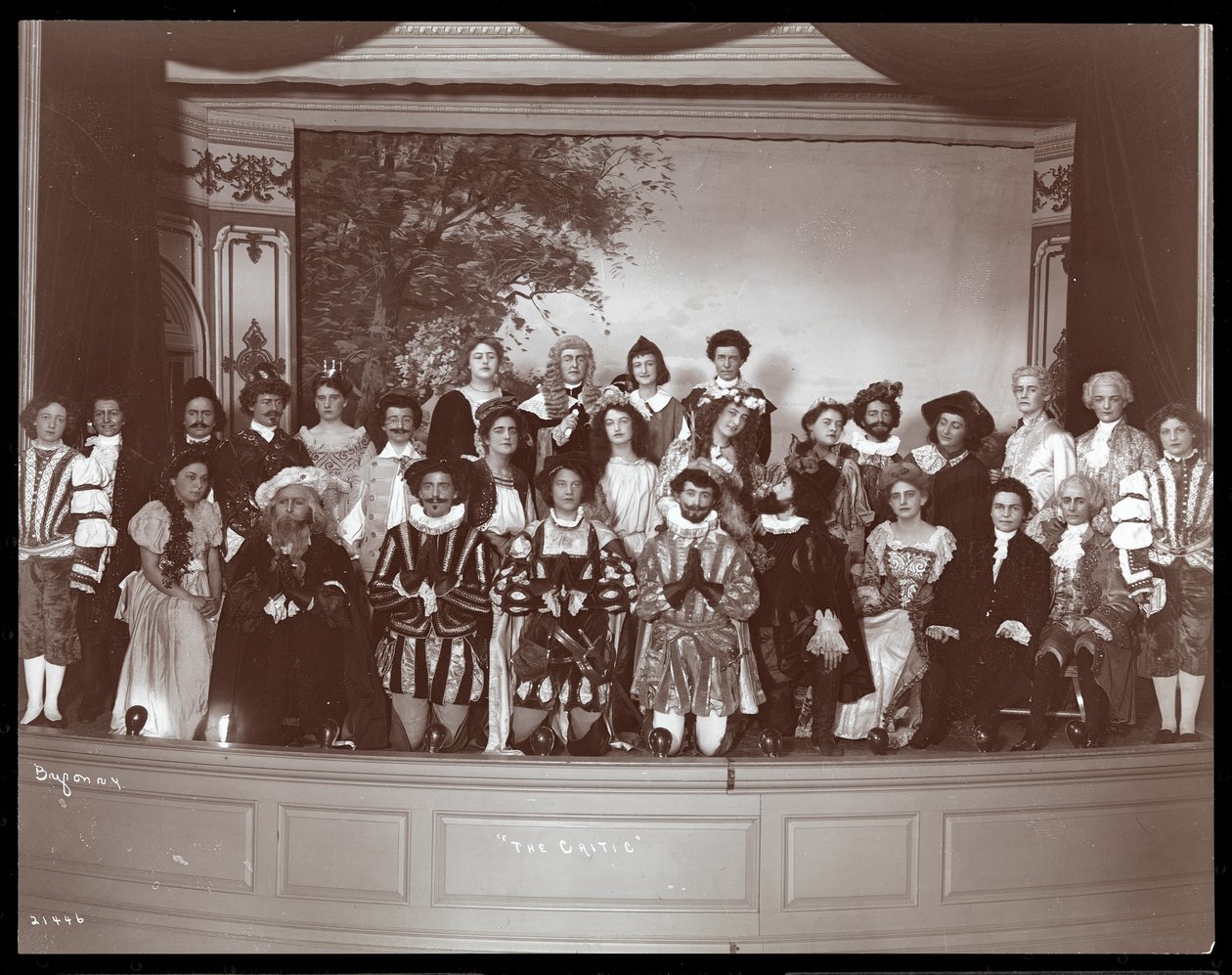 El elenco de una producción amateur de una obra titulada El Crítico presentada en Barnard College, Nueva York (impresión de gelatina de plata) de Byron Company
