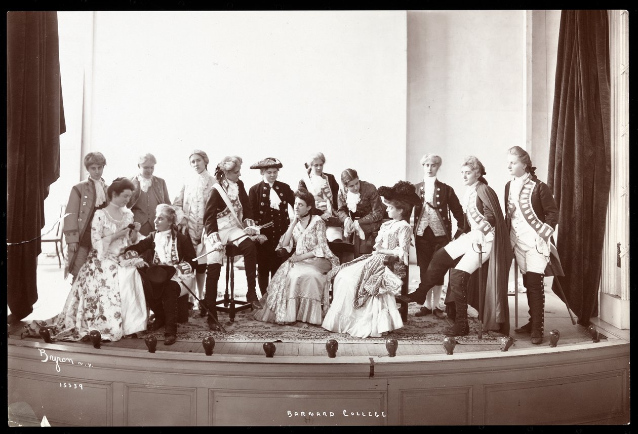 El elenco de una producción amateur de una obra no identificada presentada en Barnard College de Byron Company