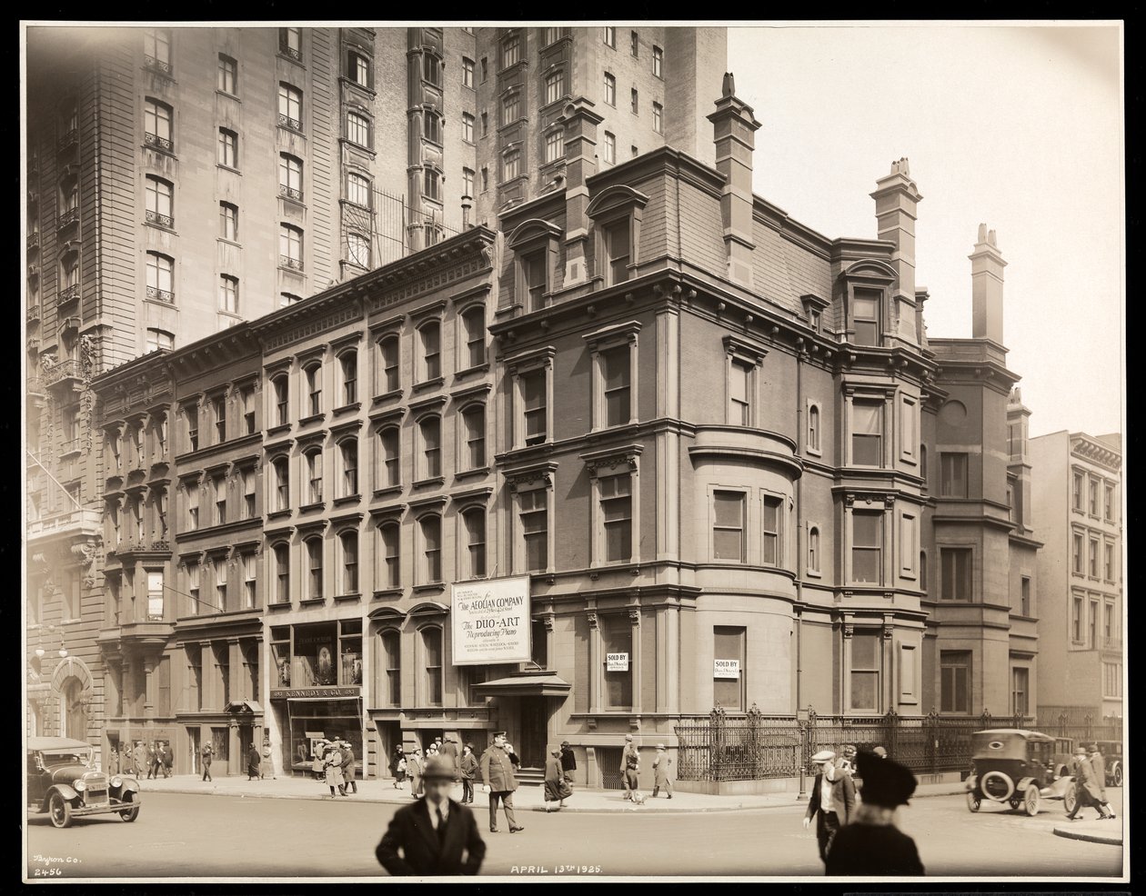 El exterior del edificio de la Compañía Aeolian, esquina noreste de la calle 54 y la Quinta Avenida, Nueva York, 1925 de Byron Company
