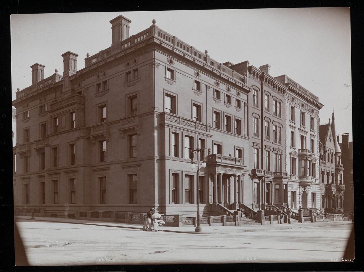 Las casas entre las calles 67 y 68, incluida la residencia de George Gould, Nueva York, 1900-01 de Byron Company