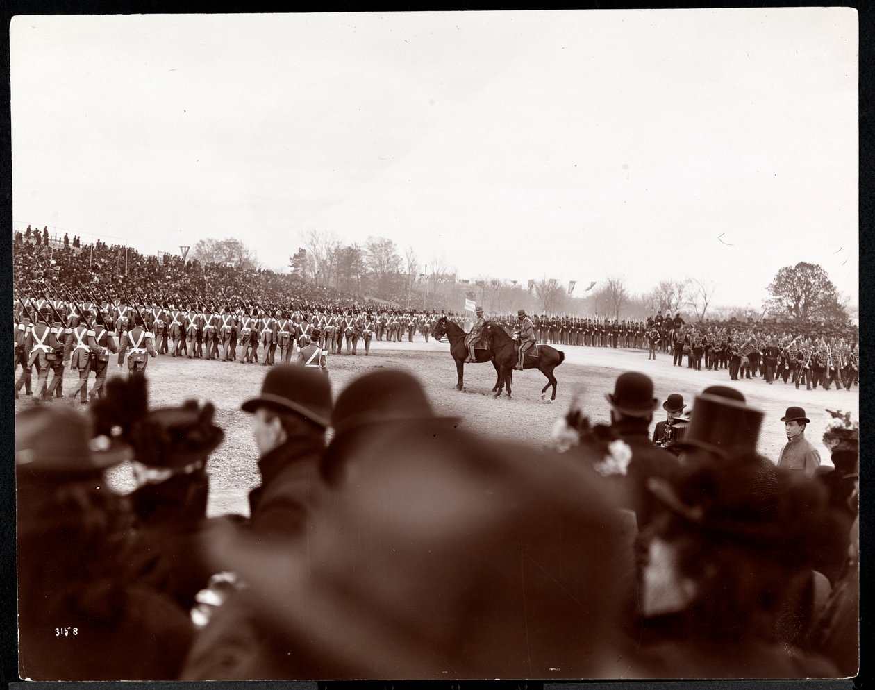 La procesión asociada con la dedicación de la tumba de Grant en Riverside Drive, presumiblemente el 27 de abril de 1897, Nueva York de Byron Company