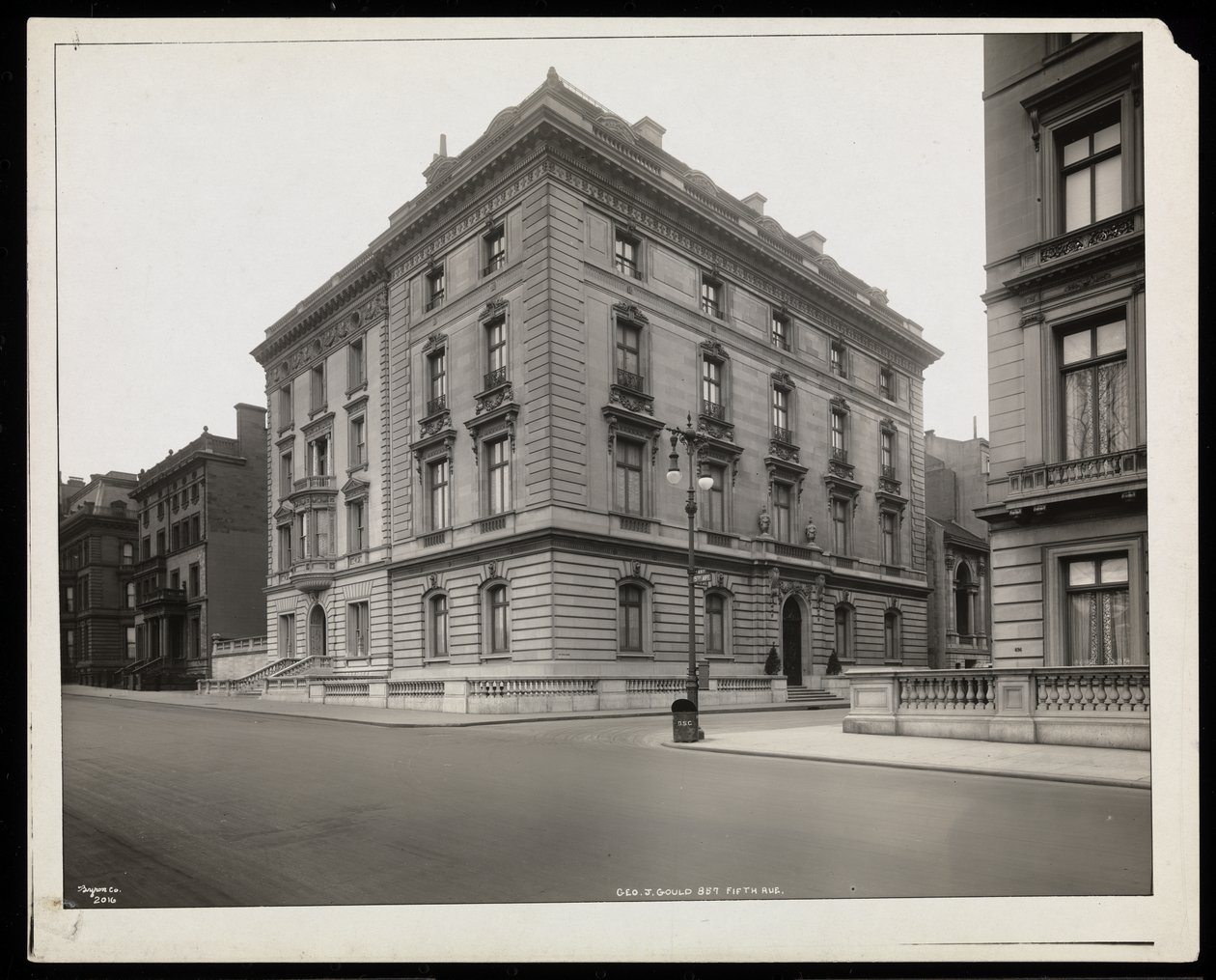 La segunda residencia de George J. Gould en este sitio en la calle 67, Nueva York, 1921 de Byron Company