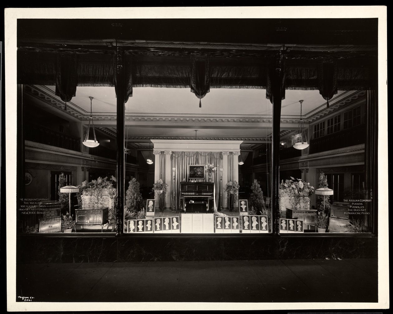 La tienda de la Compañía Aeolian en 29 West 42nd Street o 689 Fifth Avenue, Nueva York, 1923 de Byron Company