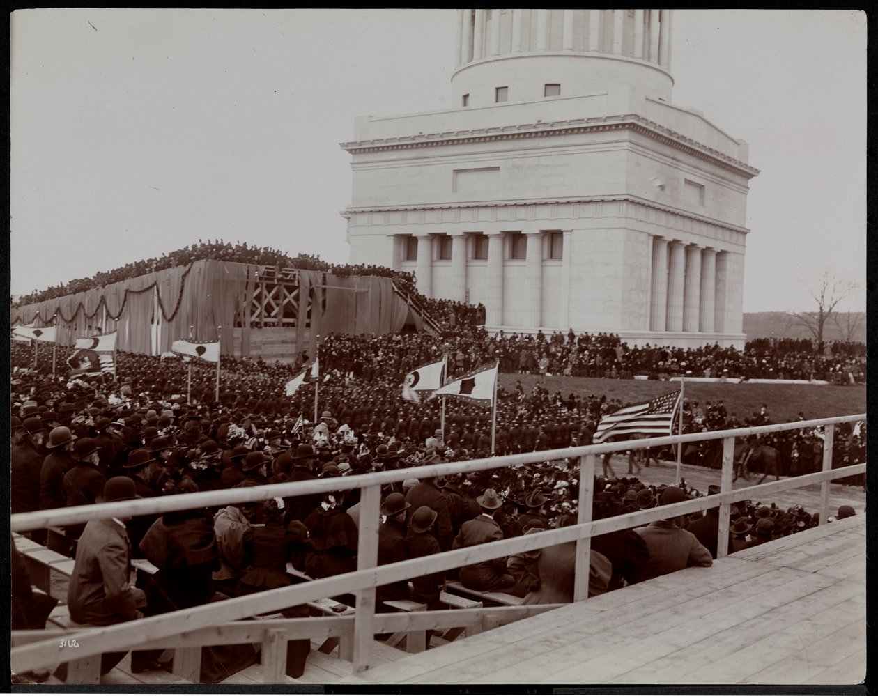 La tumba, blanqueadores y multitud en la dedicación de la tumba de Grant en Riverside Drive, presumiblemente el 27 de abril de 1897, Nueva York de Byron Company