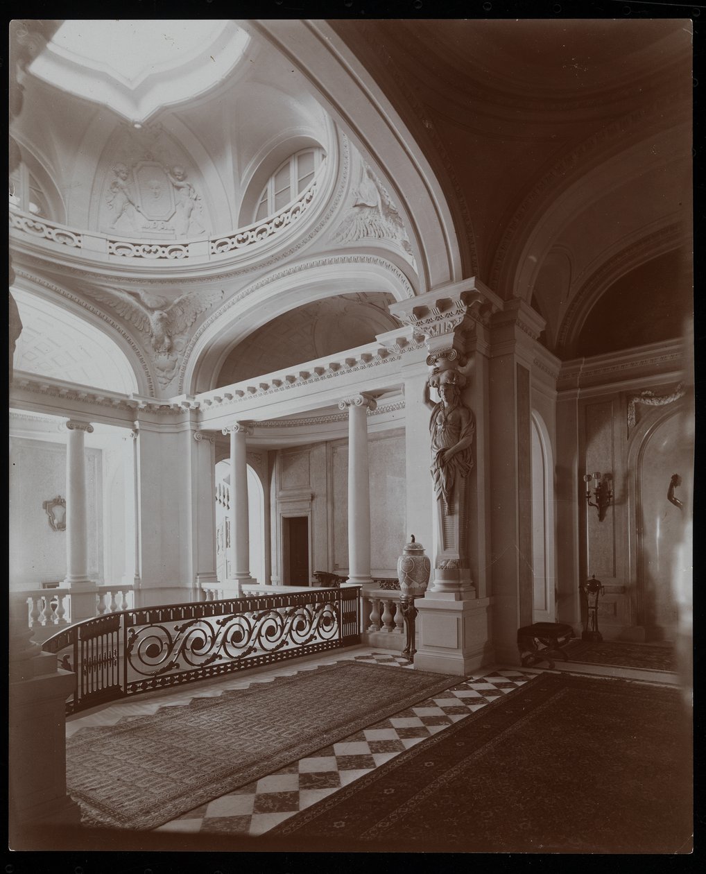 La escalera superior en la residencia de la Condesa De Ganay, París, c.1900 de Byron Company