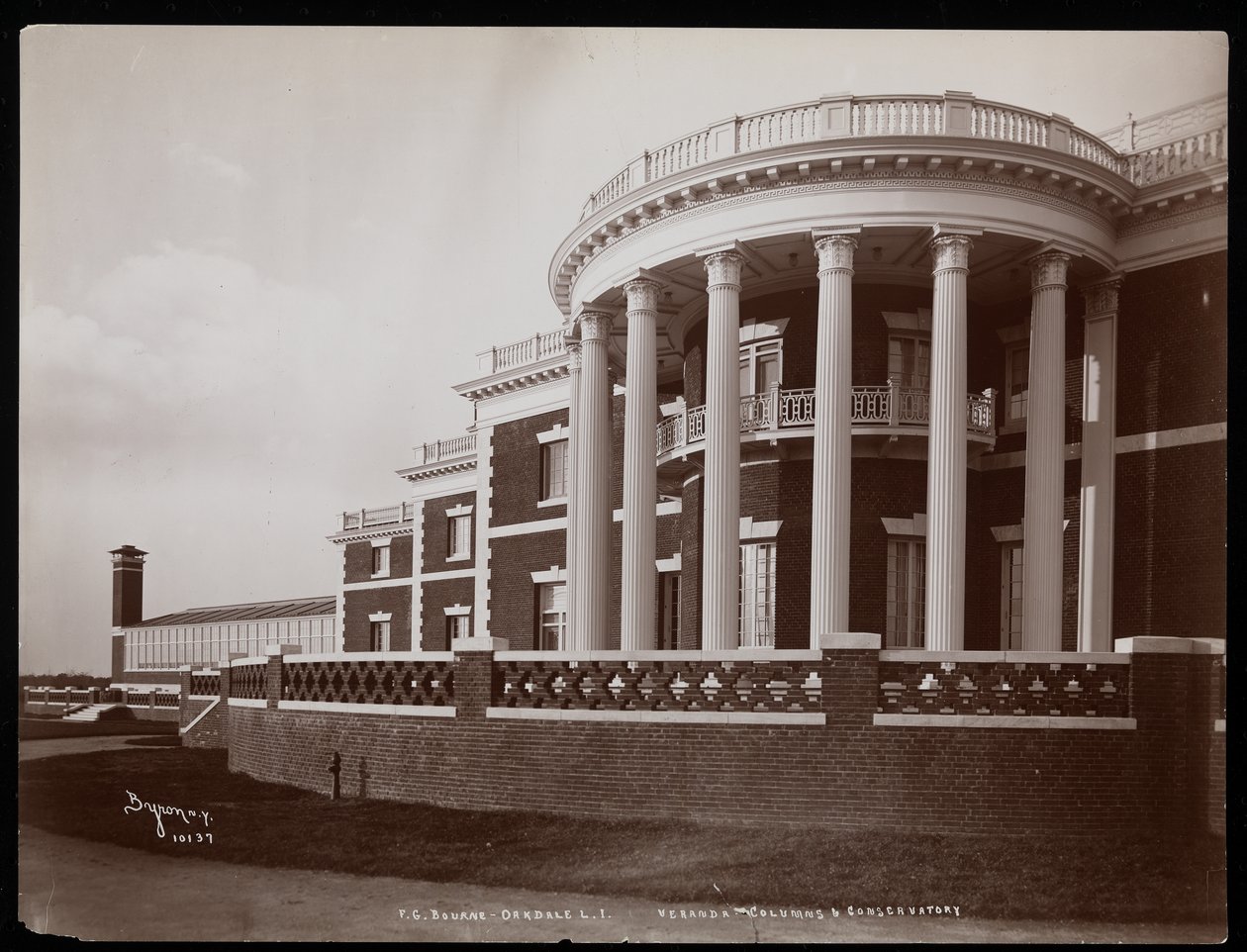 La veranda y el invernadero de la casa principal en la finca de F.G. Bourne en Oakdale, Long Island, Nueva York, 1900 de Byron Company