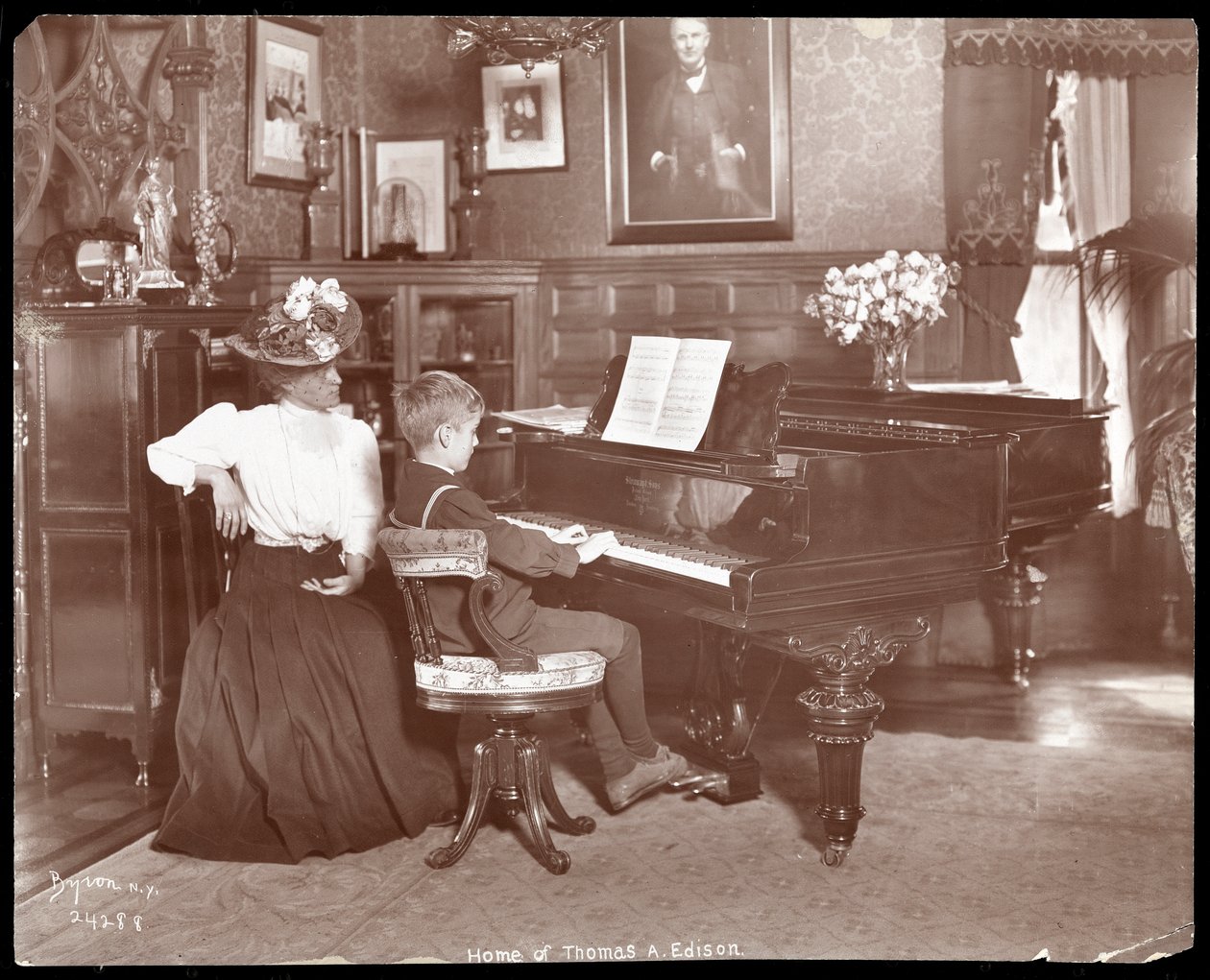 Theodore Edison y su profesor de música en el piano, 1907 de Byron Company