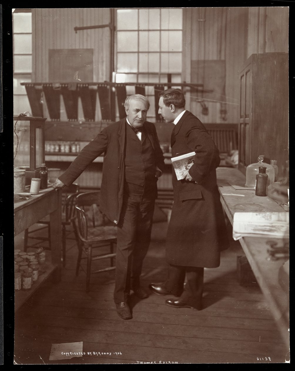 Thomas Edison y un entrevistador en su laboratorio, 1906 de Byron Company