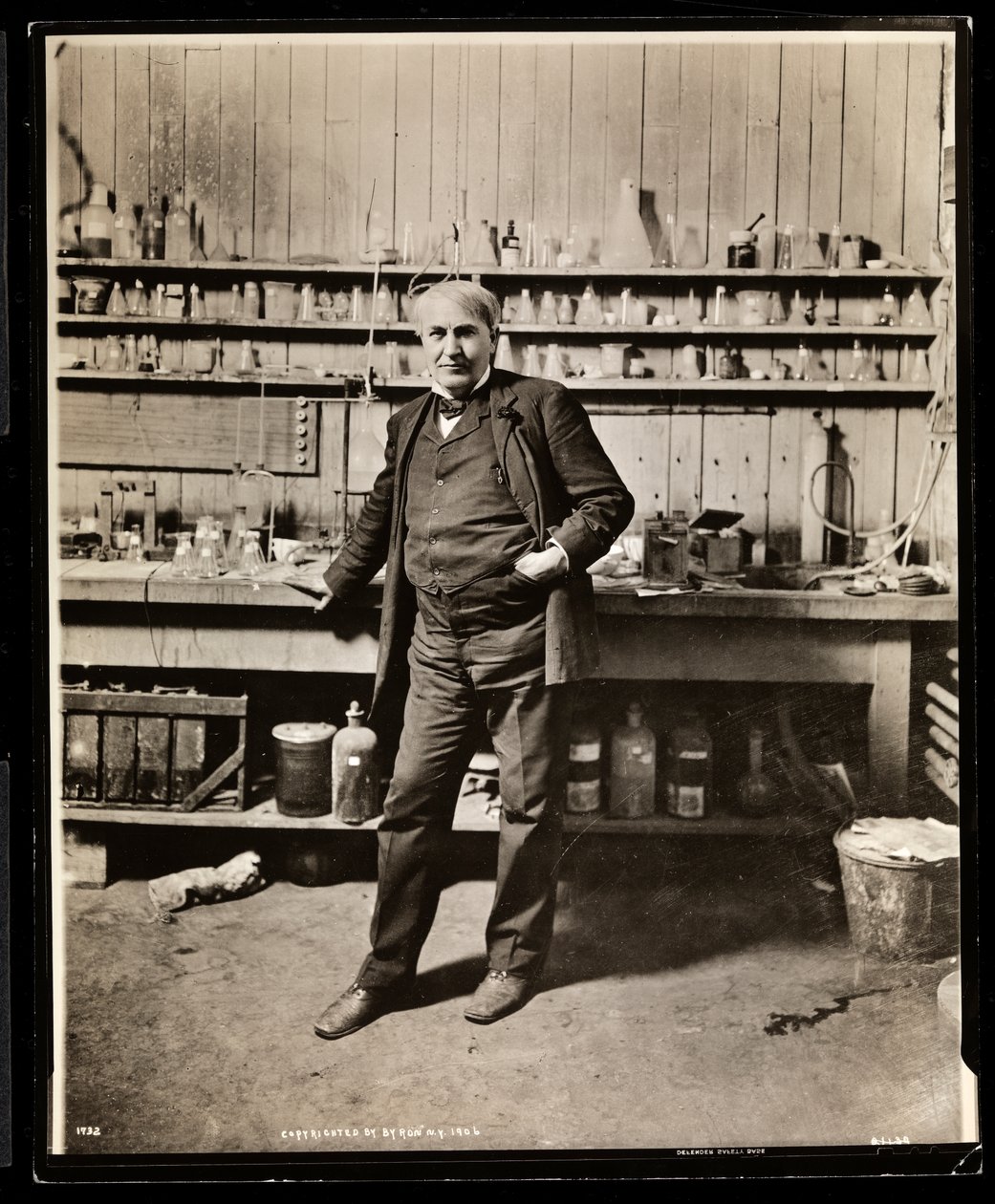 Thomas Edison en su laboratorio, 1906 de Byron Company