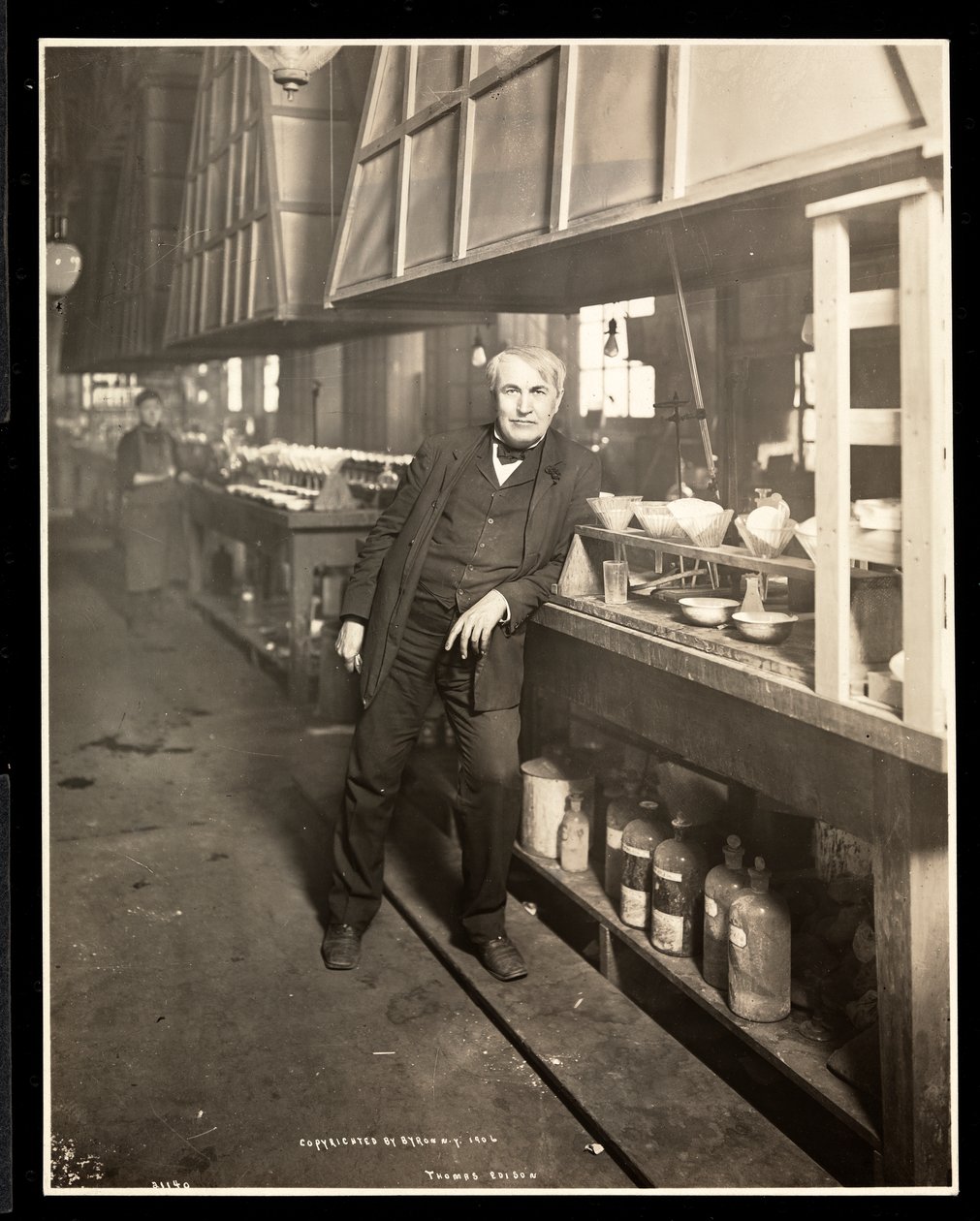 Thomas Edison en su laboratorio, 1906 de Byron Company