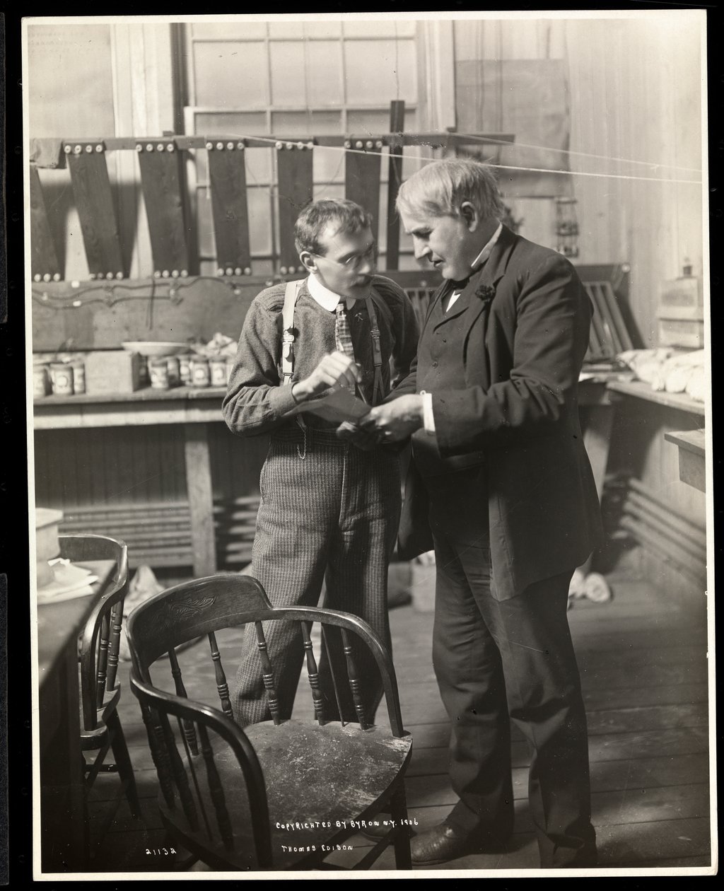 Thomas Edison en su laboratorio, 1906 de Byron Company