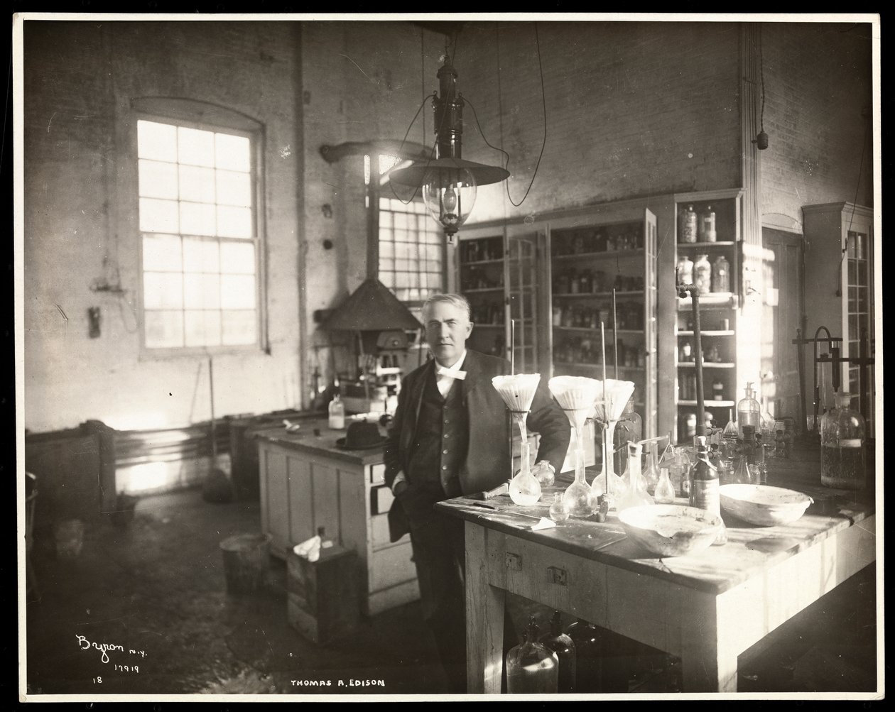Thomas Edison en su laboratorio, 1920 de Byron Company