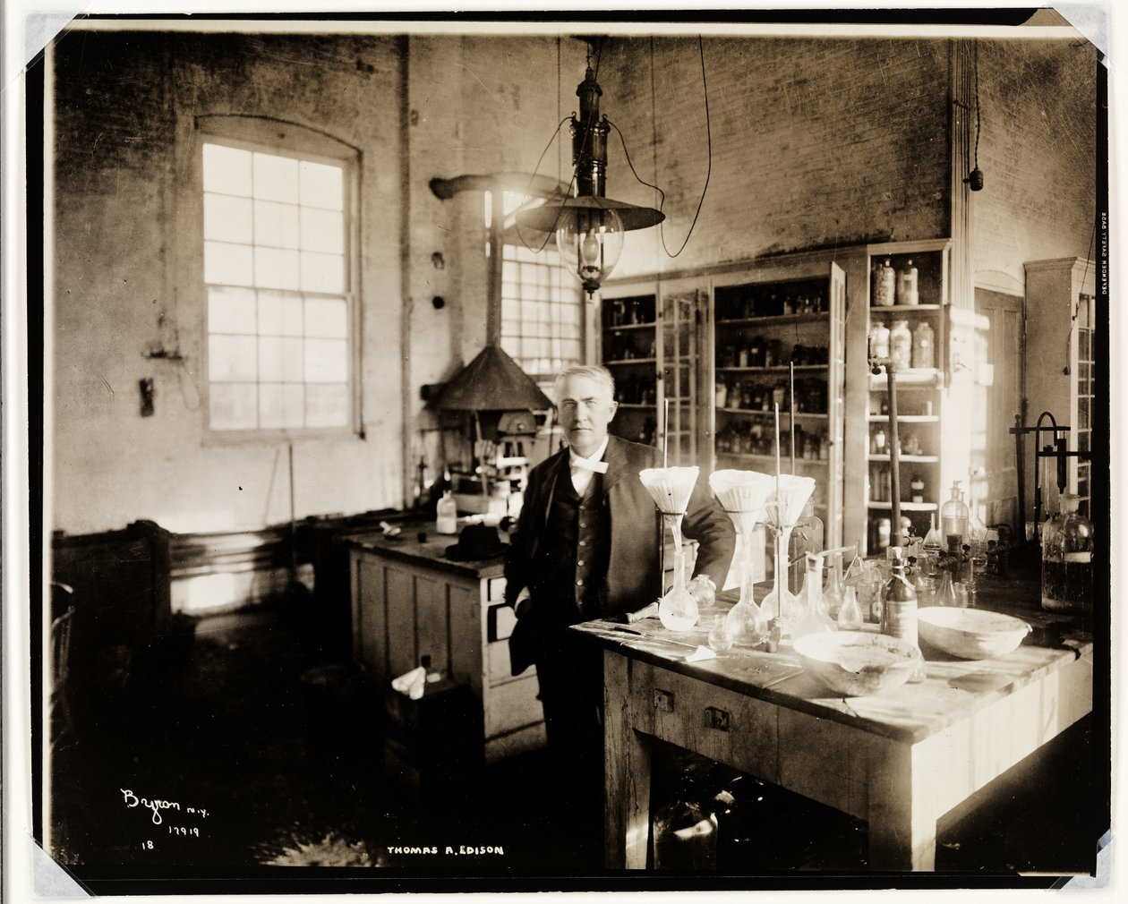 Thomas Edison en su laboratorio, 1920 de Byron Company