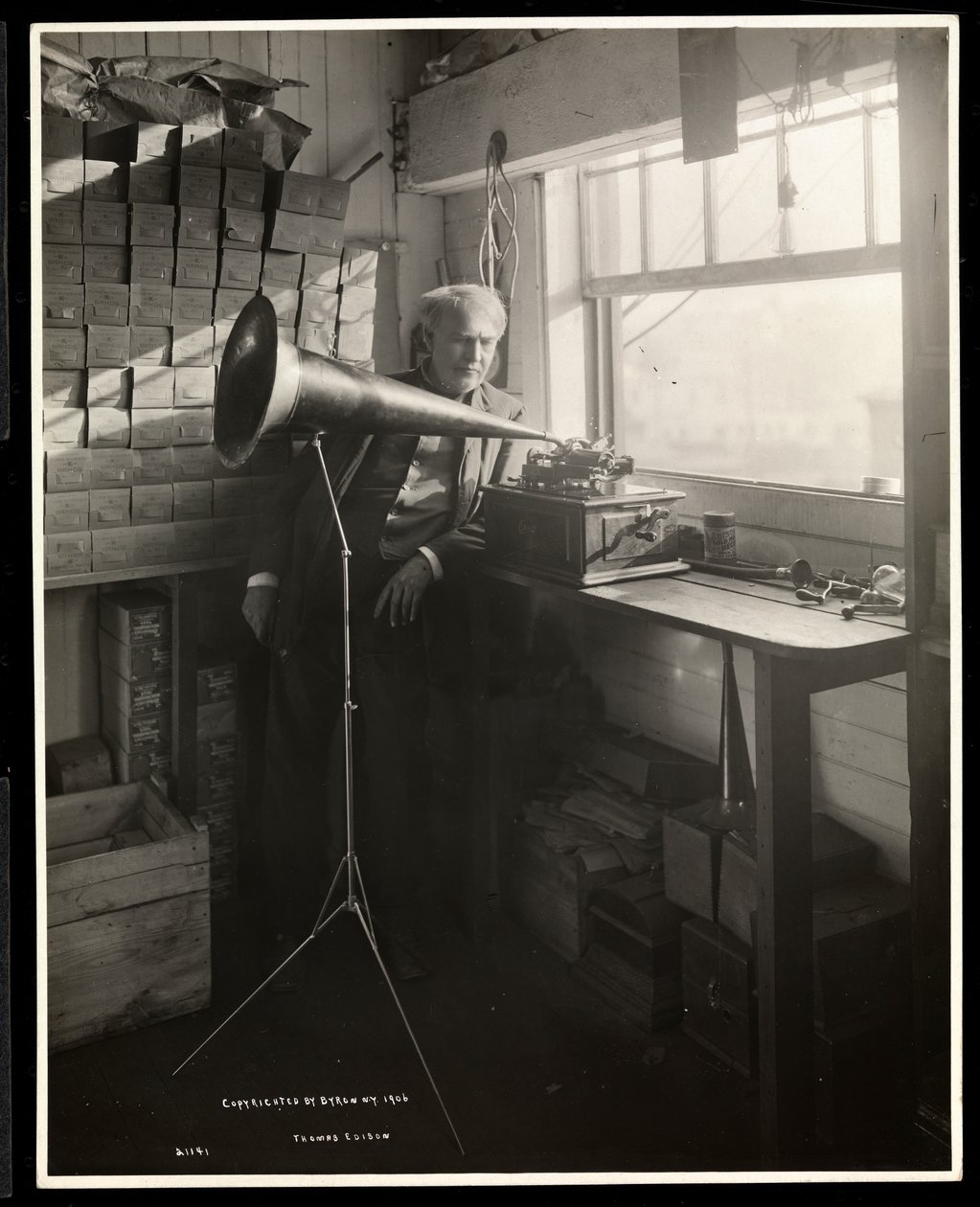 Thomas Edison junto a un fonógrafo en su laboratorio, 1920 de Byron Company