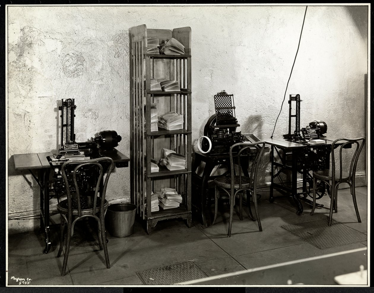 Tres máquinas de dirección en la oficina de Carolyn Laundry en 111 East 128th Street, East Harlem, Nueva York, 1929 de Byron Company