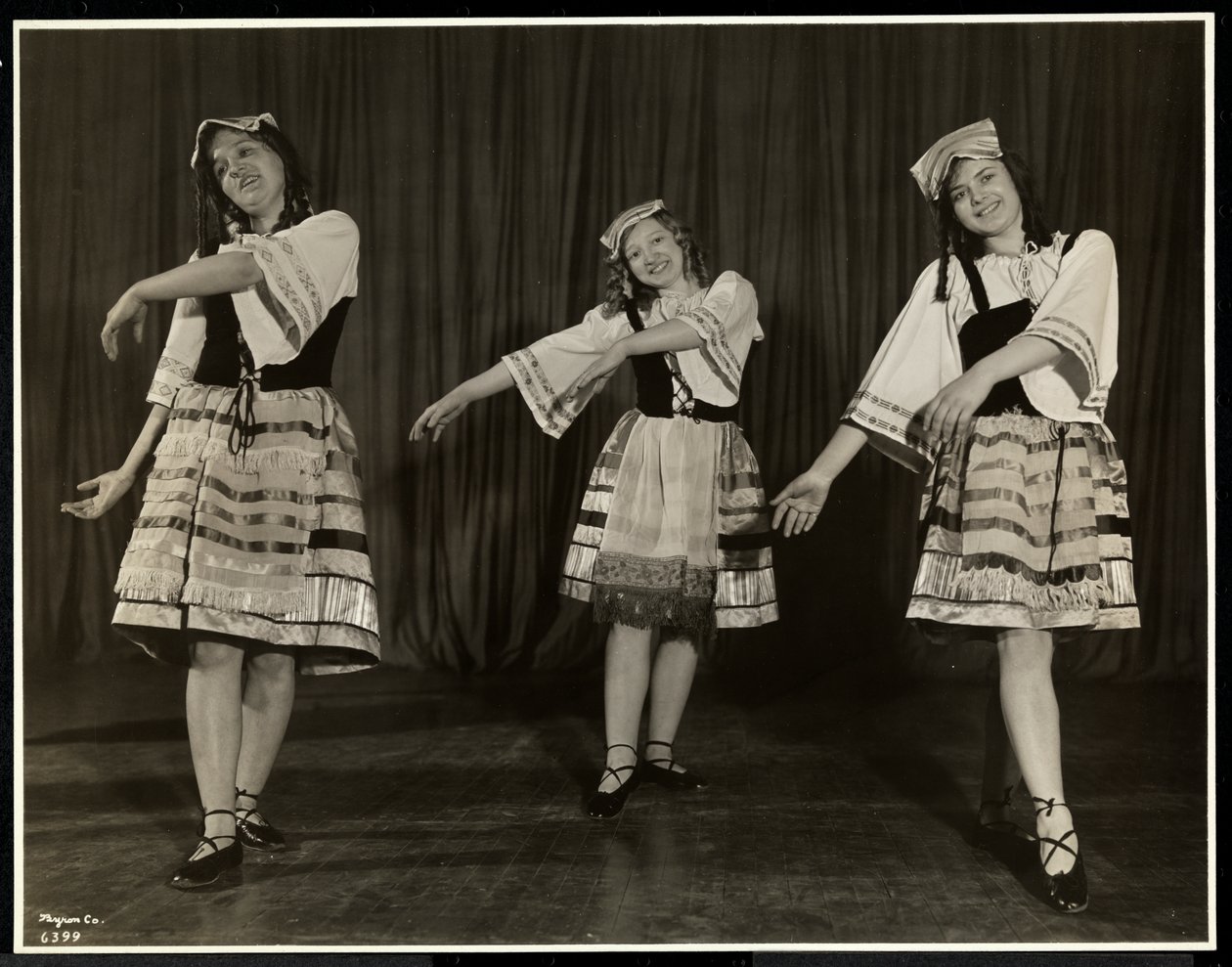 Tres mujeres jóvenes ciegas en traje bailando en el escenario en una obra de teatro en la Asociación de Ciegos de Nueva York, Nueva York, 1931 de Byron Company