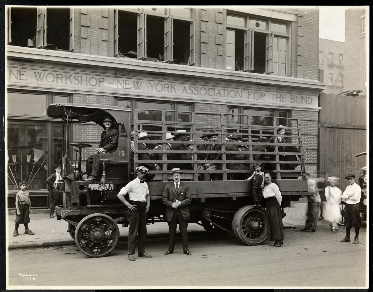 Cargamento de hombres ciegos listos para partir de picnic desde el Edificio Memorial Bourne, Nueva York, 1920 de Byron Company