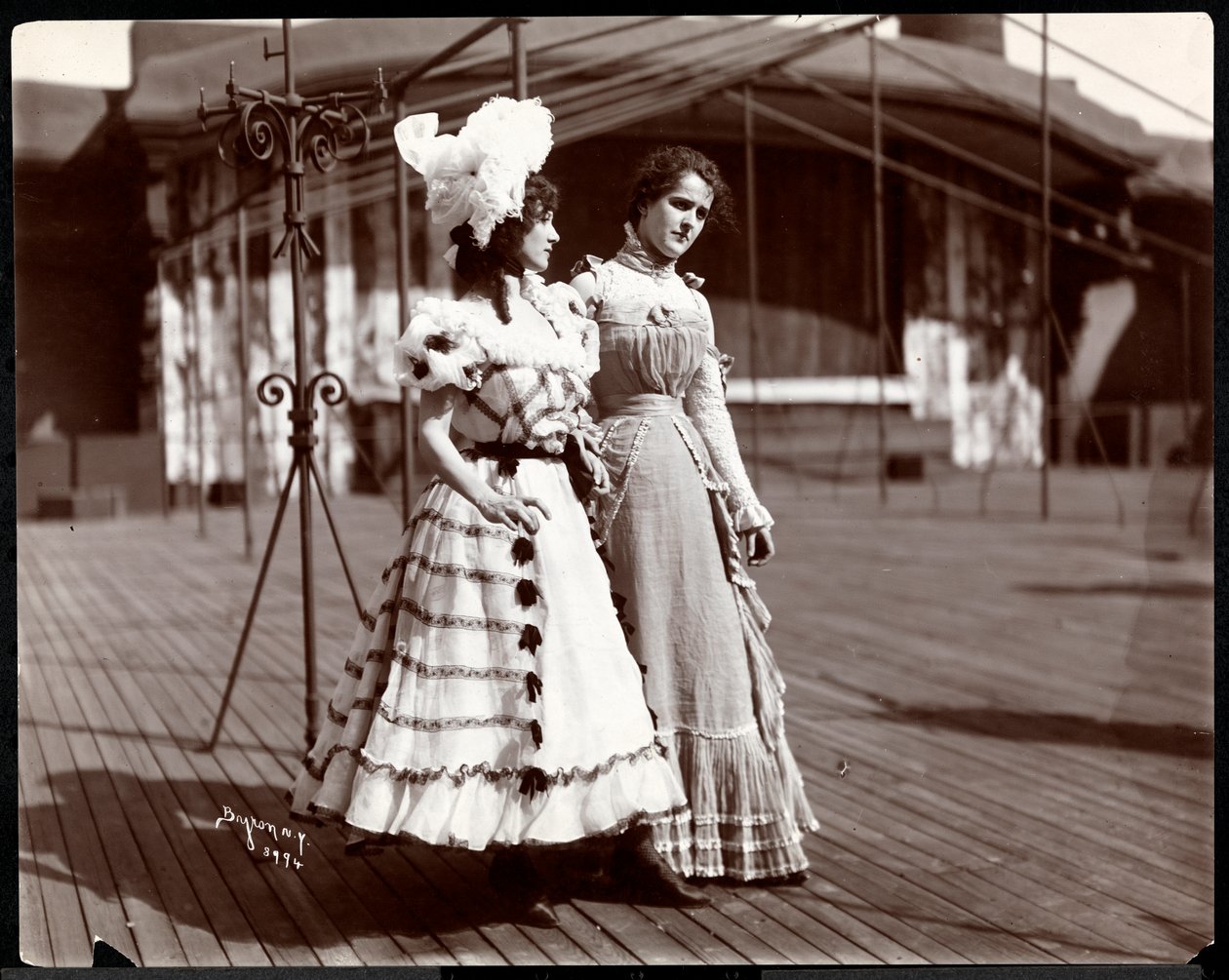 Dos actrices en traje ensayando en el techo de lo que probablemente es el Teatro de Nueva York, Nueva York, 1900 de Byron Company