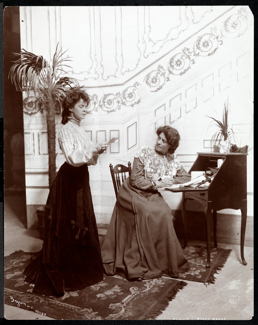 Dos mujeres tramoyistas en un escenario, actuando, Nueva York, 1904 de Byron Company