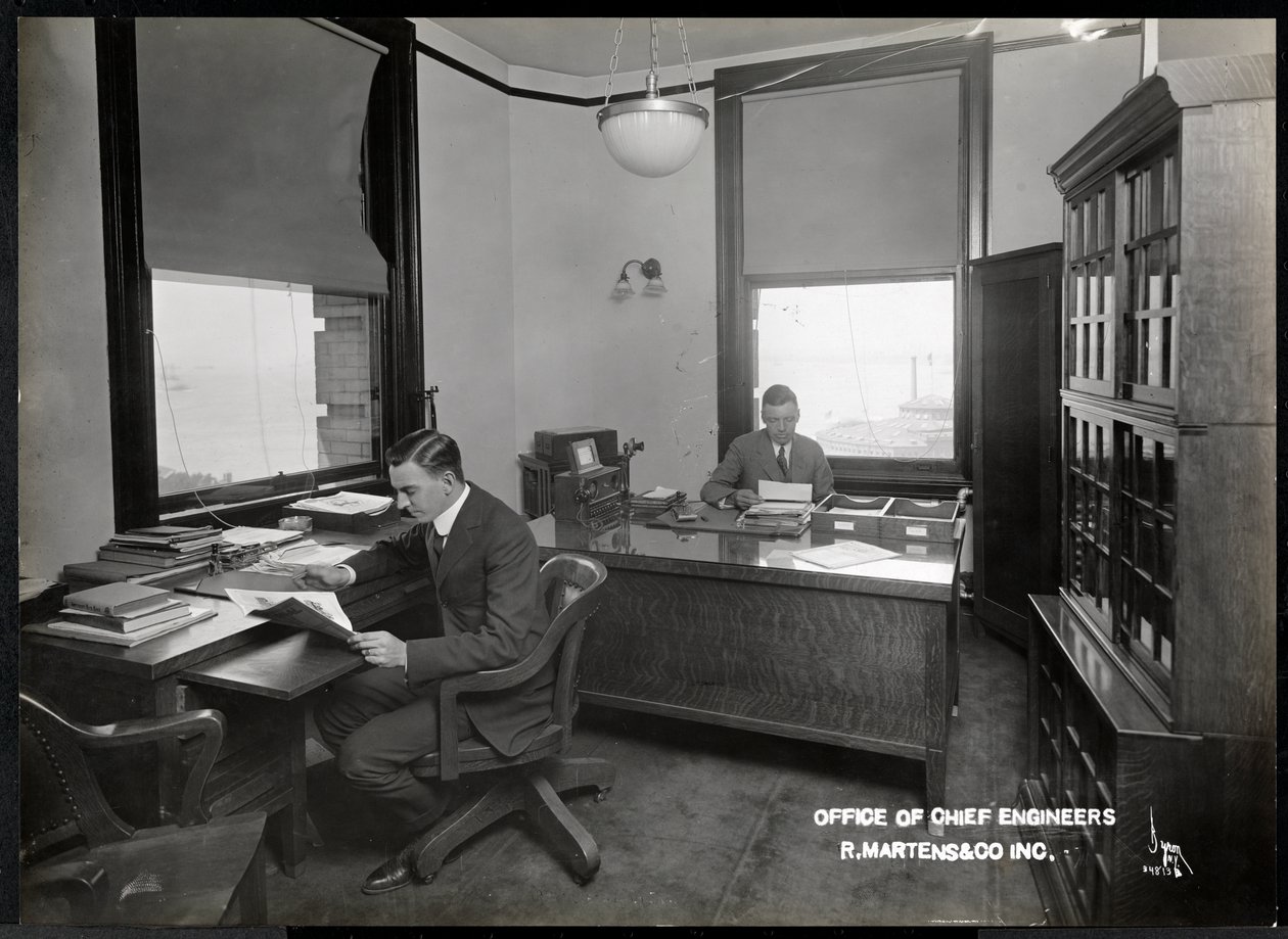 Dos hombres en la oficina de los ingenieros jefe de R. Martens und Co. Inc, Nueva York, 1916 o 1917 de Byron Company