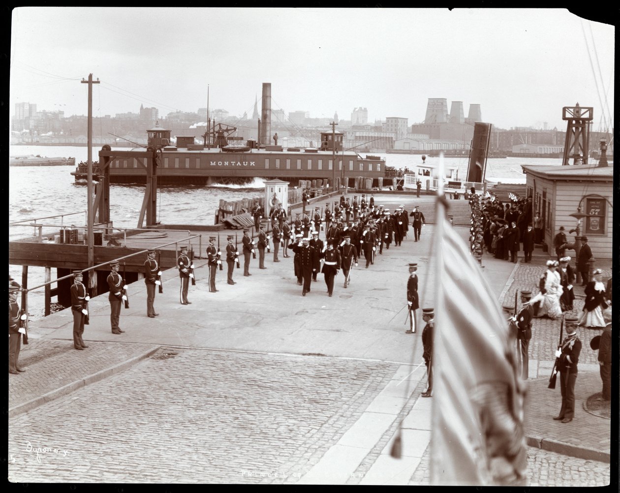 Vista del Príncipe Luis de Battenberg llegando a la Isla del Gobernador con el Contraalmirante Robley Evans durante su visita a Nueva York, 1905 de Byron Company