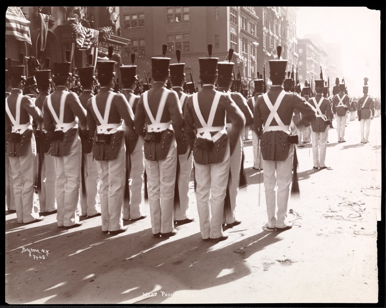 Vista de cadetes de West Point en el Desfile Dewey en la Quinta Avenida, Nueva York, 1899 de Byron Company