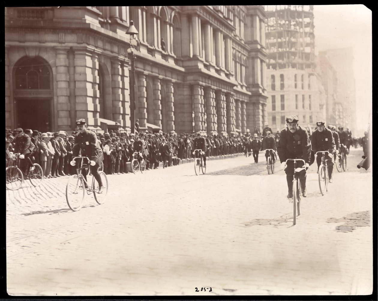 Vista de un grupo de ciclistas militares de Byron Company
