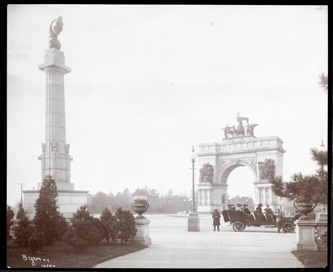 Vista de un carruaje tirado por caballos en una entrada al Prospect Park, Brooklyn, 1903 de Byron Company