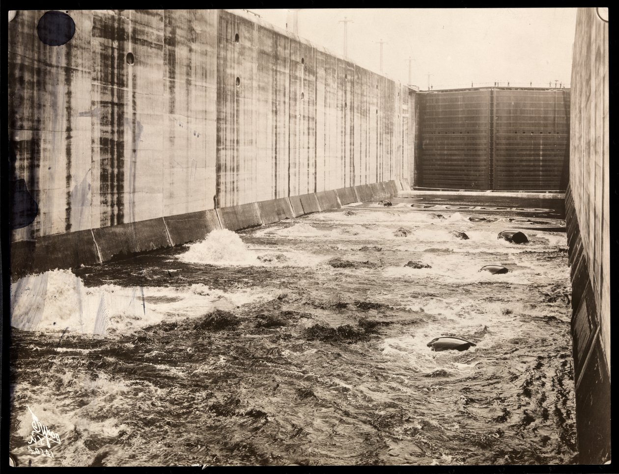 Vista de una esclusa durante la construcción del Canal de Panamá de Byron Company