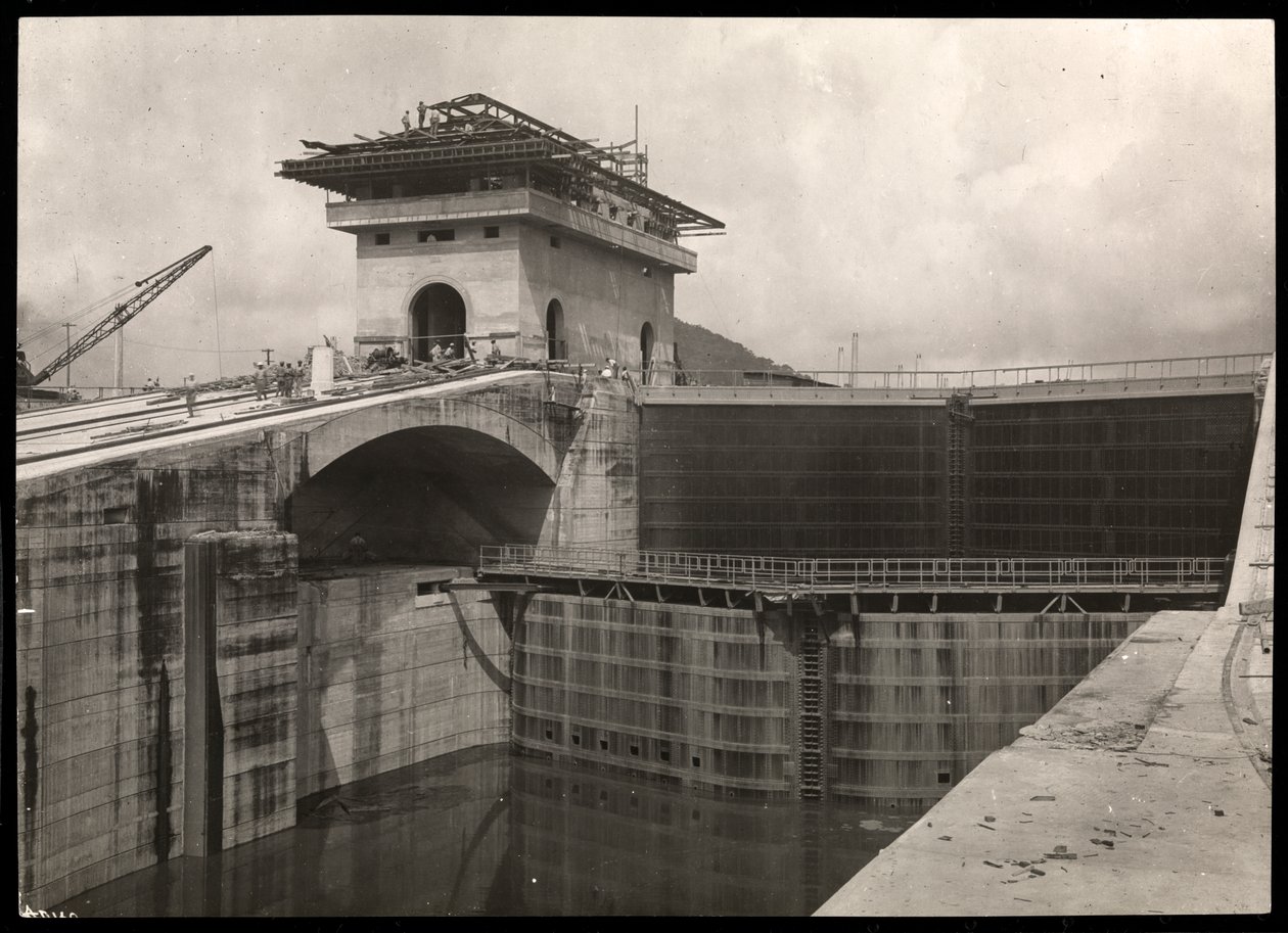 Vista de una esclusa en construcción en el Canal de Panamá, 1912 o 1913 de Byron Company