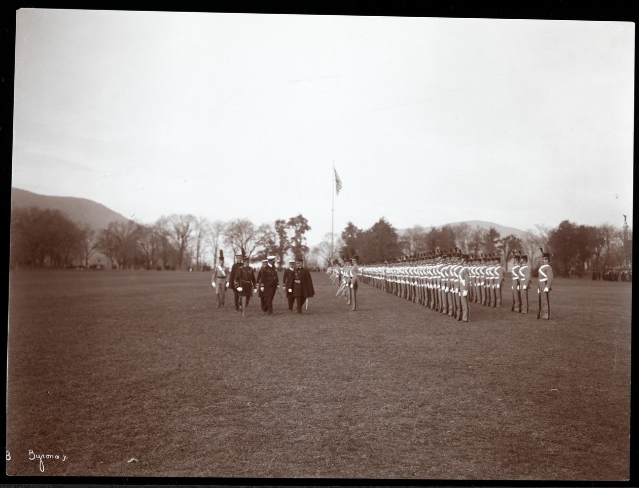 Vista de una inspección militar en West Point durante la visita del Príncipe Luis de Battenberg, 1905 de Byron Company