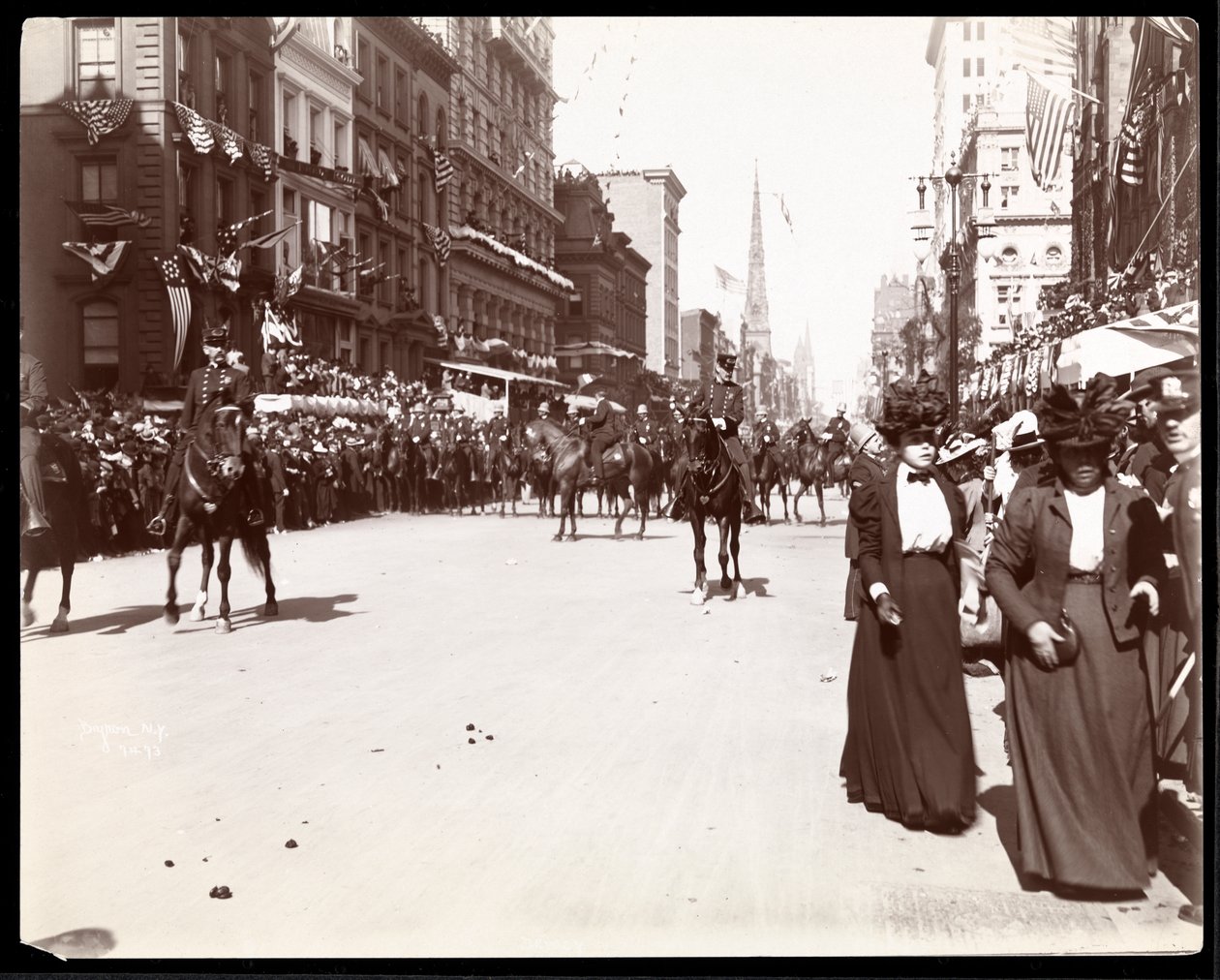 Vista de un grupo militar montado en el Desfile de Dewey en la Quinta Avenida, Nueva York, 1899 de Byron Company