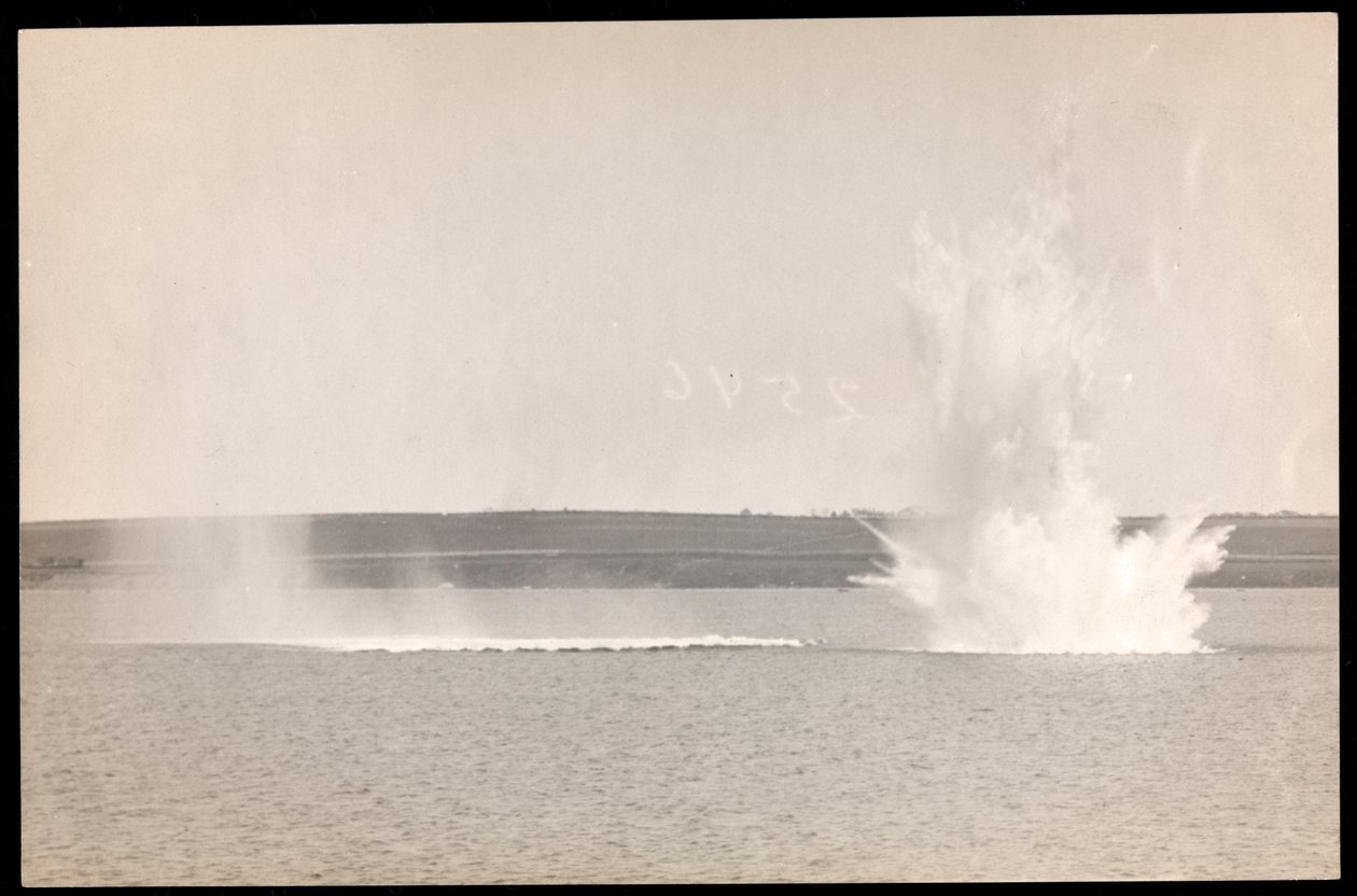Vista de una Explosión Submarina, con Agua Elevándose sobre la Superficie, durante la Construcción del Canal de Panamá, 1913 de Byron Company