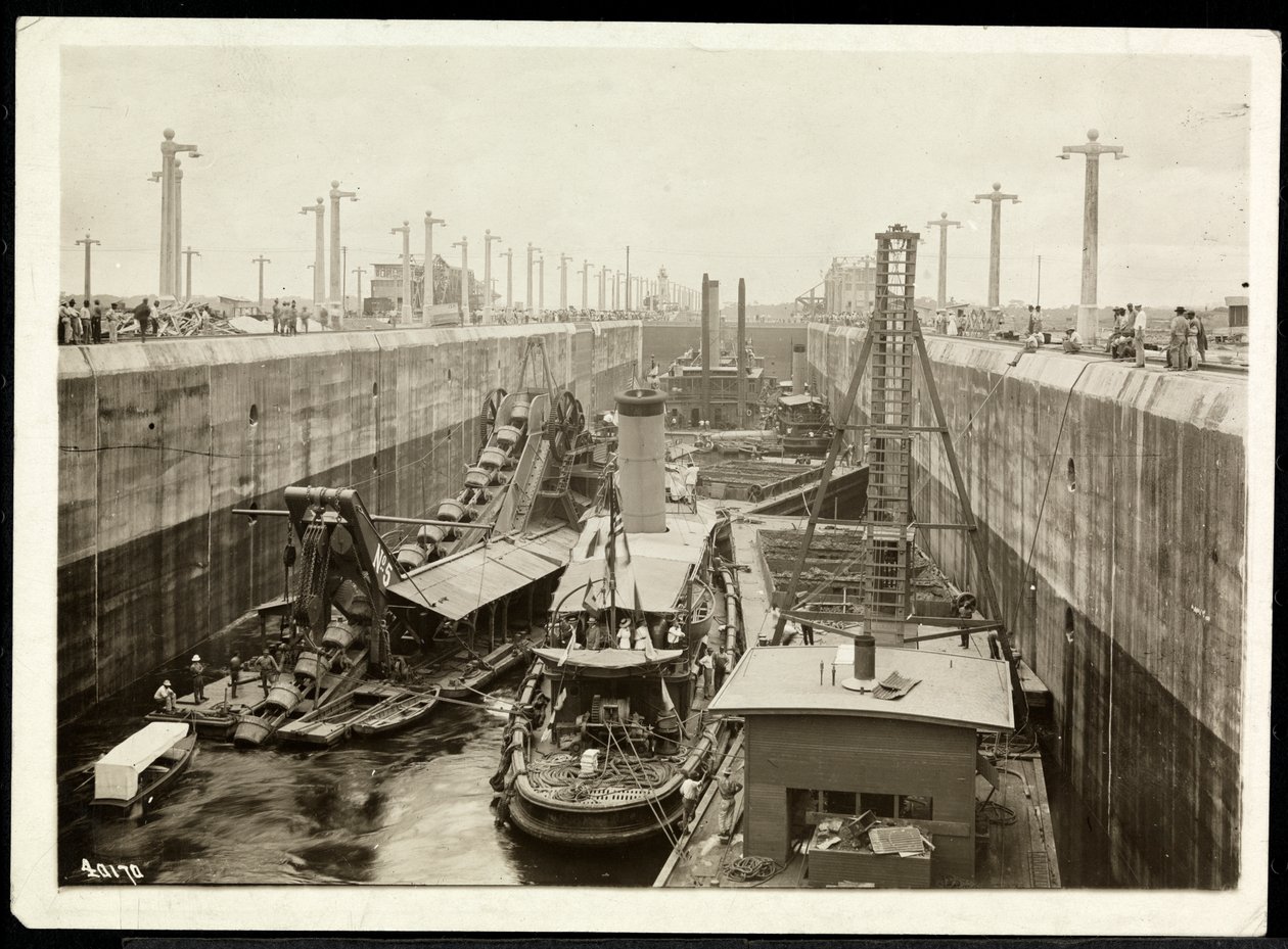 Vista de barcazas en el Canal de Panamá en construcción, 1912 o 1913 (impresión en gelatina de plata) de Byron Company