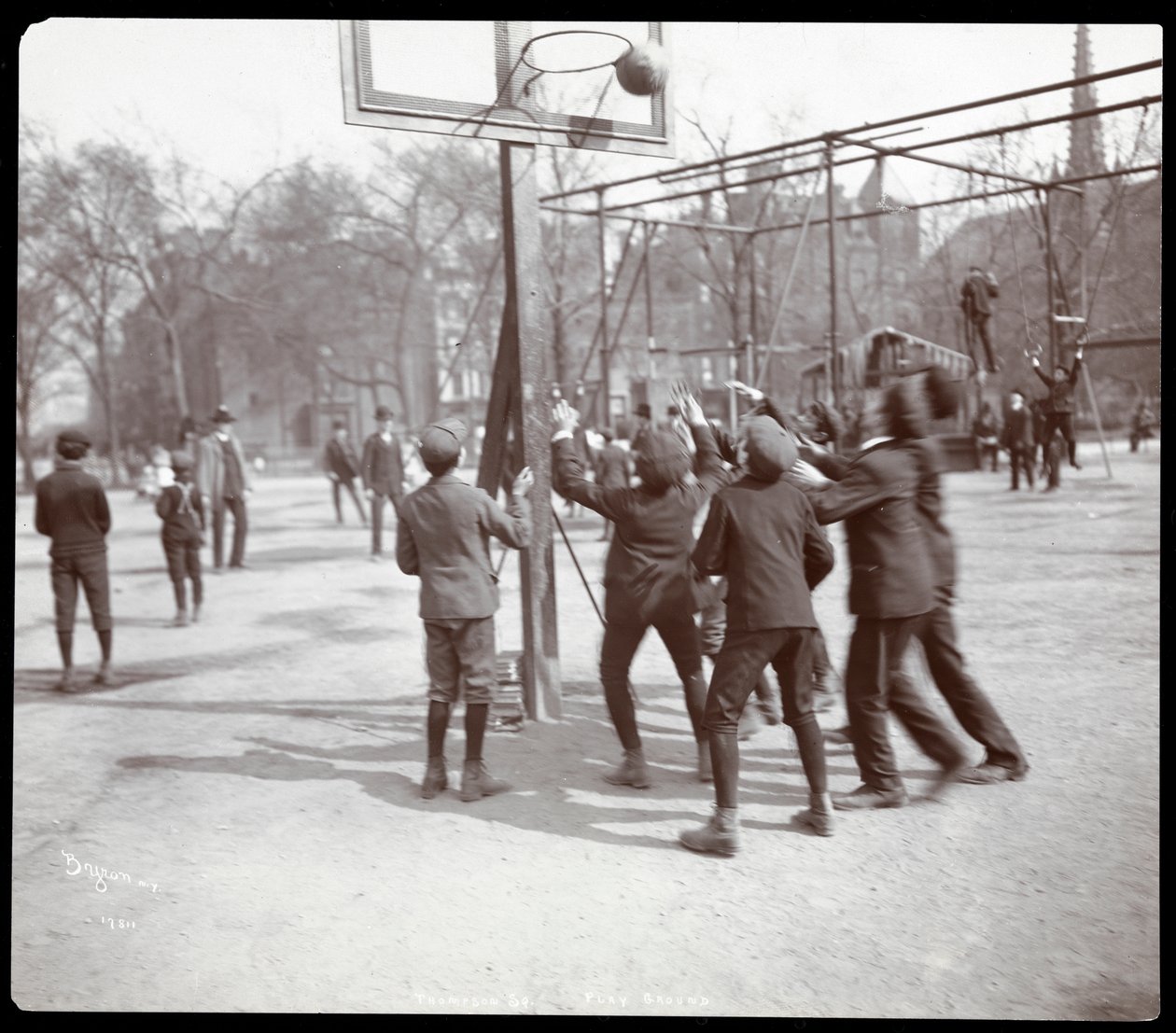 Vista de niños jugando baloncesto en una cancha en Tompkins Square Park en el Día del Árbol, Nueva York, 1904 de Byron Company