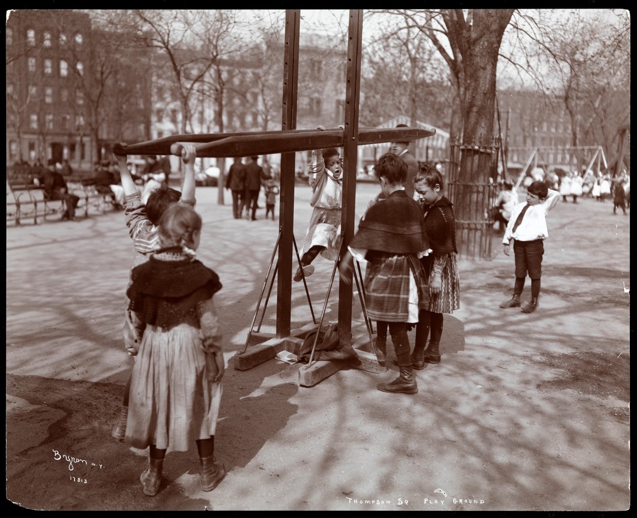 Vista de niños jugando en el equipo de juegos en Tompkins Square Park, en el Día del Árbol, Nueva York, 1904 de Byron Company