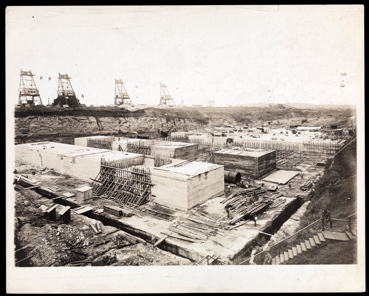 Vista de la construcción del Canal de Panamá con formas de concreto y excavación visible, 1912 o 1913 de Byron Company